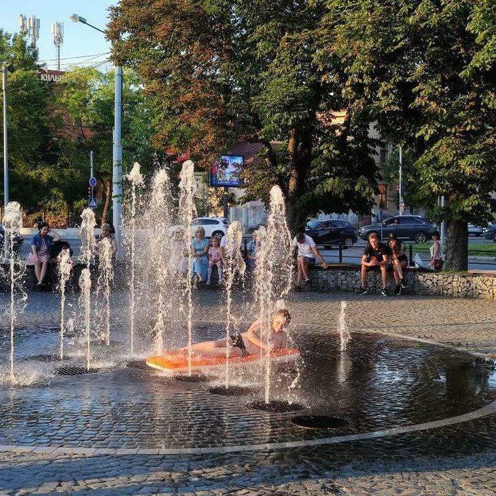 Надувні матраци і басейни у фонтанах: як львів'яни рятуються від аномальної спеки – кумедні фото