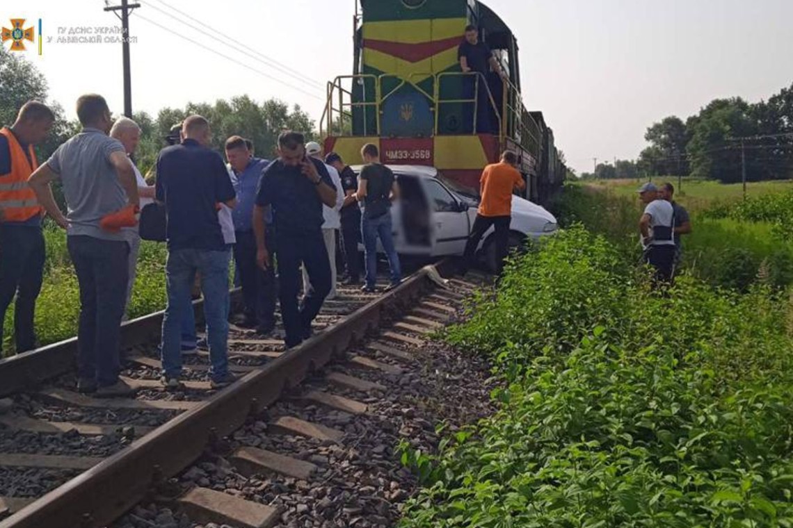 У Львівській області сталася аварія на залізниці - легкова машина потрапила під вантажний поїзд.