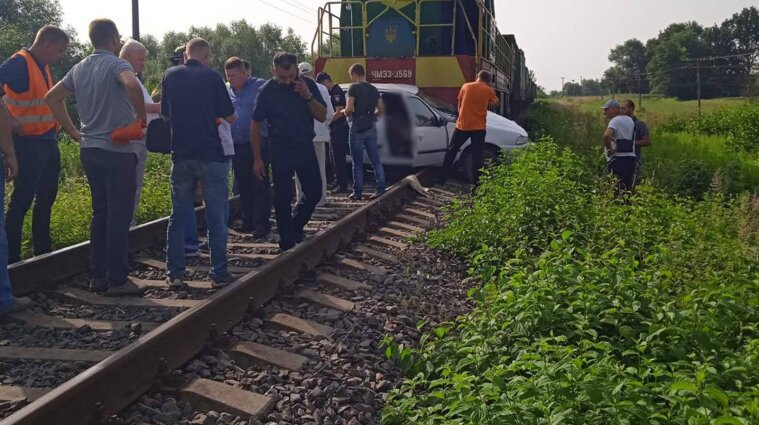 У Львівській області вантажний потяг протаранив автомобіль, загинула водійка (фото)