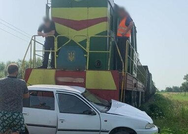 У Львівській області поїзд протаранив автомобіль "Daewoo": загинула жінка (відео)