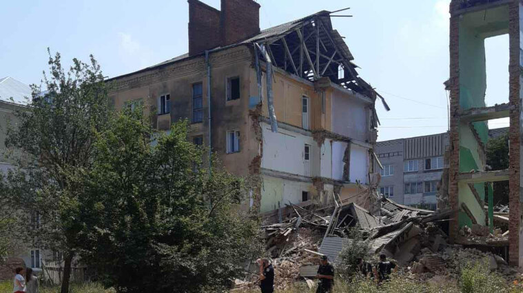 Частина багатоповерхового будинку впала у Львівський області - фото