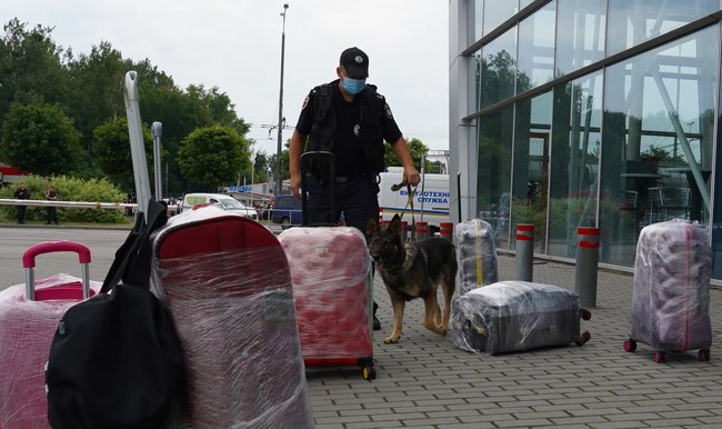 Подозрительную сумку во Львовском аэропорту уничтожили. Взрывчатки в ней не было 03