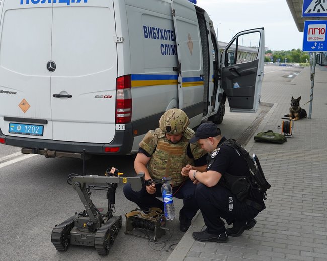 Подозрительную сумку во Львовском аэропорту уничтожили. Взрывчатки в ней не было 07