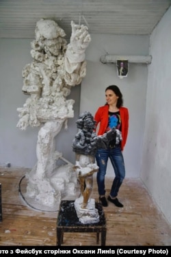 Оксана Линів біля моделі скульптури