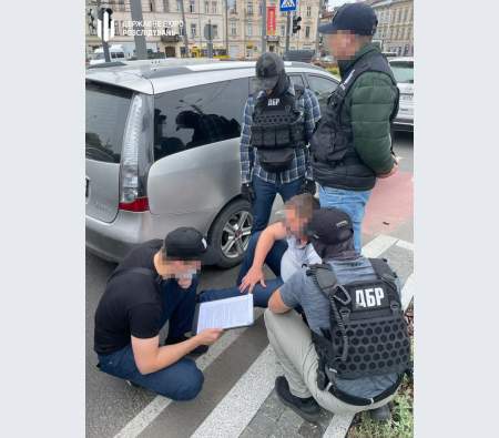 Львівського прокурора затримали на хабарі: допомагав поліцейському, що підробив протокол – фото