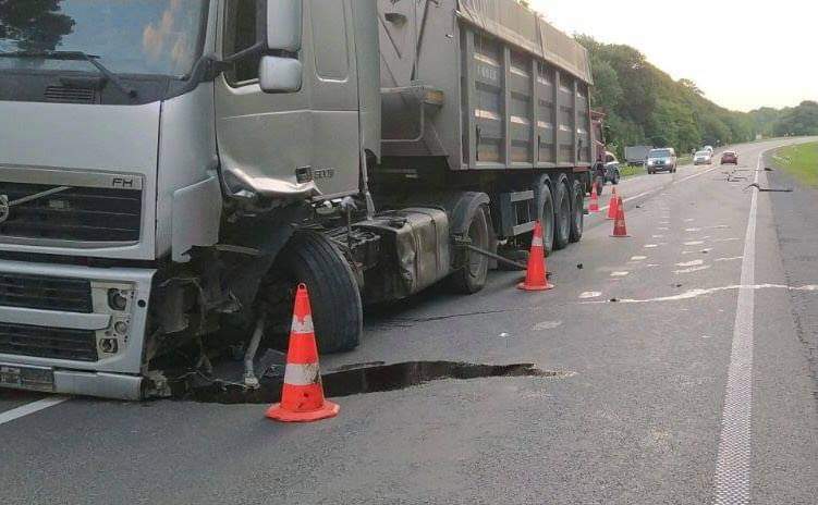 ДТП біля Львова Золочів Вантажівка влетіла в легковик 29 липня 2021