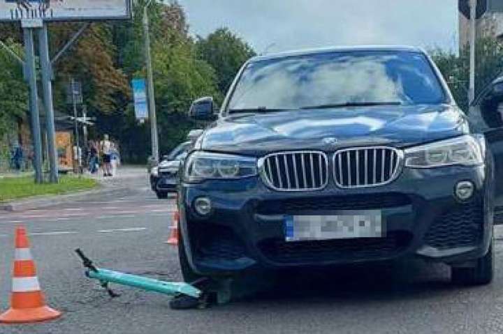 Обставини ДТП розслідує поліція - У Львові авто збило хлопця на електросамокаті