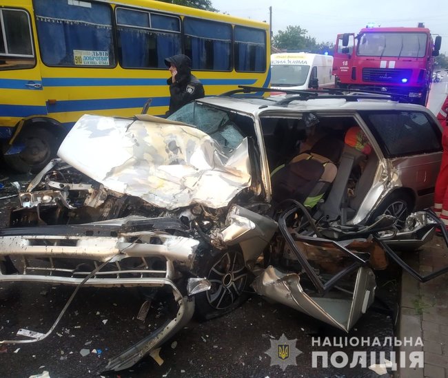 Легковушка врезалась в автобус на Львовщине: шесть человек госпитализированы 01