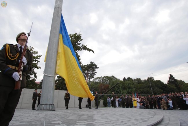 Самый высокий флагшток Львовщины открыли на территории Национальной академии сухопутных войск 01