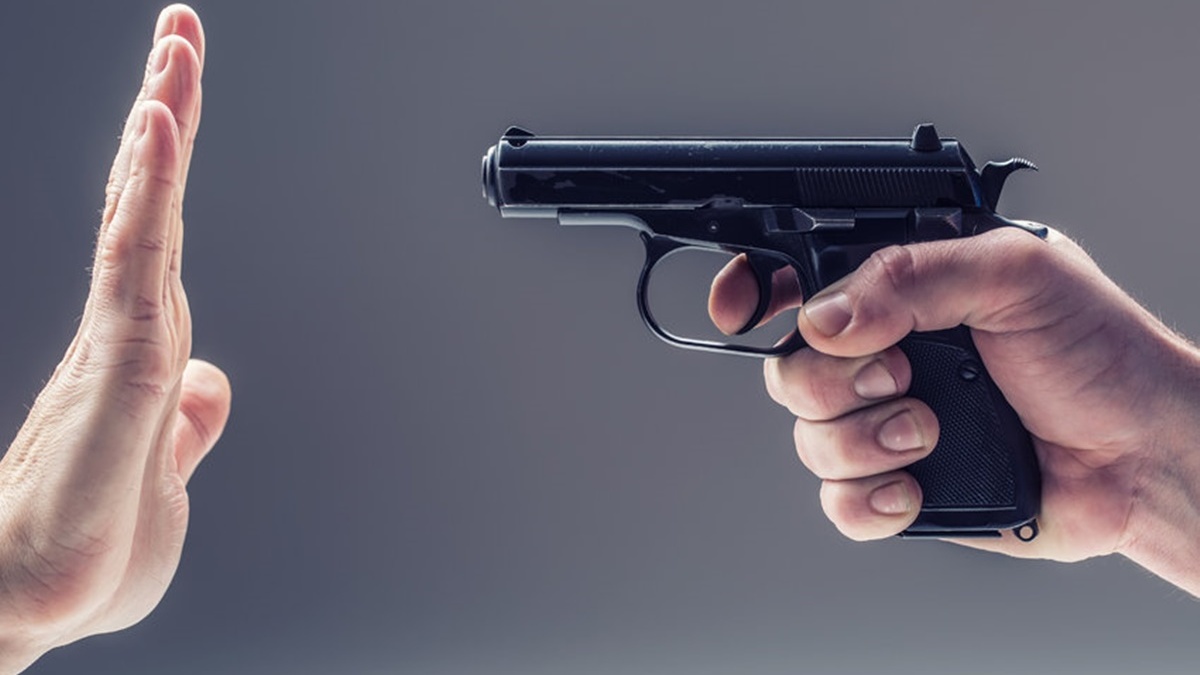 Во Львовской области парень угрожал пистолетом посетителям пиццерии