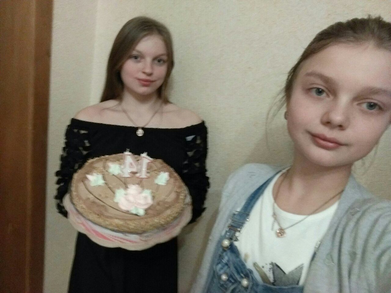 Надя Довжинская (на переднем плане) погибла, ее двоюродная сестра Христина Олексовская в больнице.