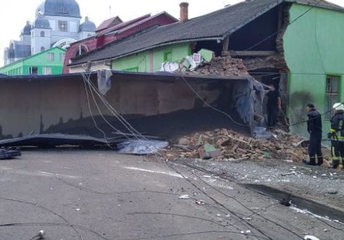 Во Львовской области в ДТП попал грузовик: четыре человека скончались на месте. ФОТО