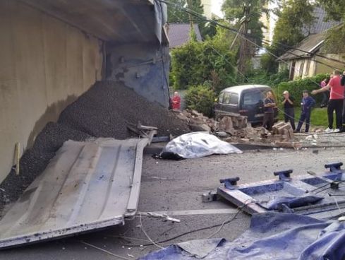 Во Львовской области в ДТП попал грузовик: четыре человека скончались на месте. ФОТО