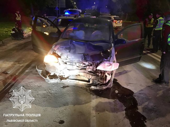Пьяный водитель врезался в полицейский автомобиль во Львове: трое пострадавших 02