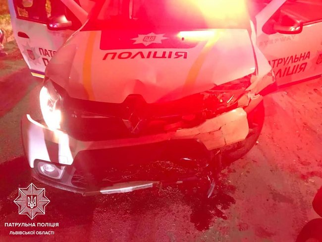 Пьяный водитель врезался в полицейский автомобиль во Львове: трое пострадавших 01