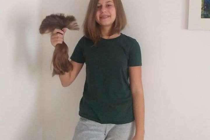 Школьница из Испании пожертвовала своими волосами, чтобы спасти 6-летнюю девочку со Львова