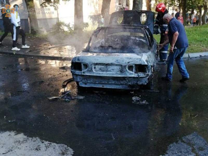 Лишився лише кузов: у Львові посеред дороги вщент згоріло авто