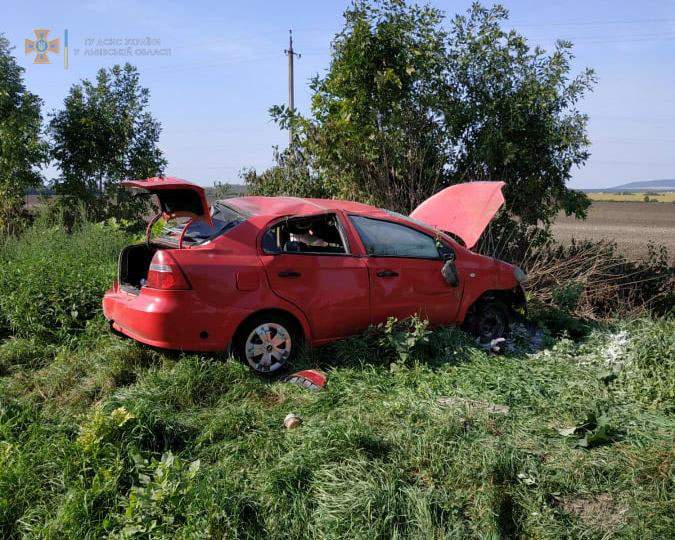 На Львівщині Chevrolet вилетів у кювет і перекинувся: фото з місця аварії