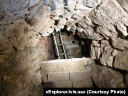 Вхід у підземелля, де переховувались євреї, по драбині можна дістатись до люка