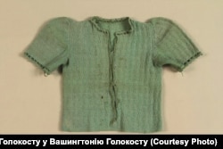 Зелений светрик Кристини Хіґер, який зберігається у Вашингтонському музеї Голокосту