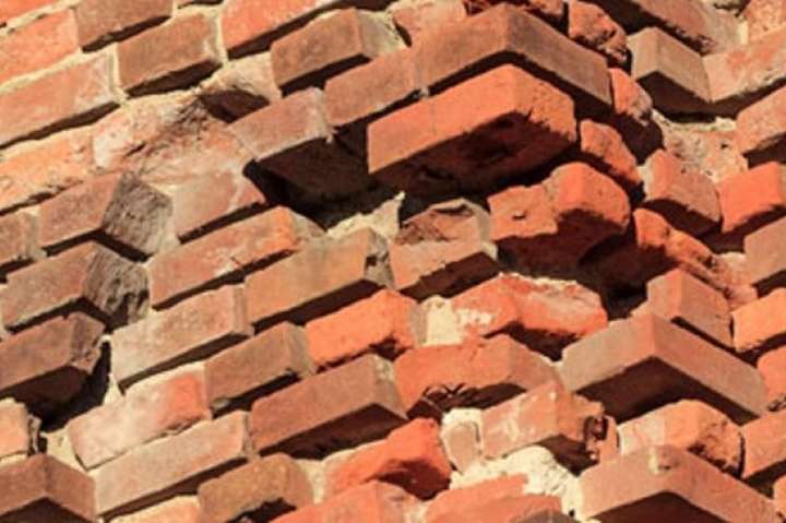 Львівські чиновники стверджують, що не виявили ніяких ознак падіння елементів фасаду - У центрі Львова жінці на голову впала цеглина
