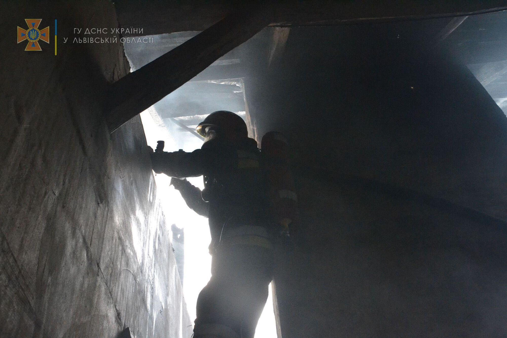 Спасатели проникли в помещение, где произошел пожар