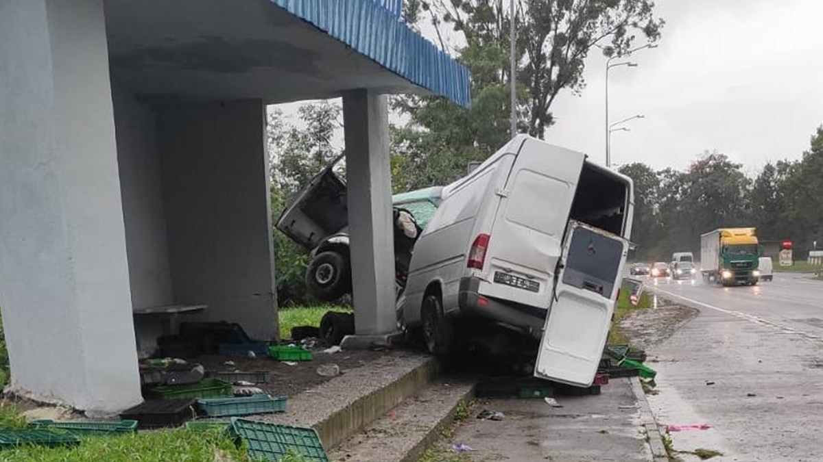Во Львовской области микроавтобус врезался в остановку: один человек погиб, еще один получил травмы