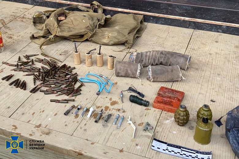 Тайник с 2 кг взрывчатки и гранатами обнаружен у общественного активиста на Львовщине, - СБУ 02