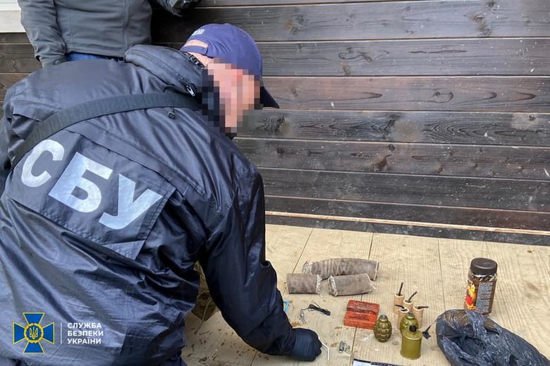 Тайник с 2 кг взрывчатки и гранатами обнаружен у общественного активиста на Львовщине, - СБУ 01