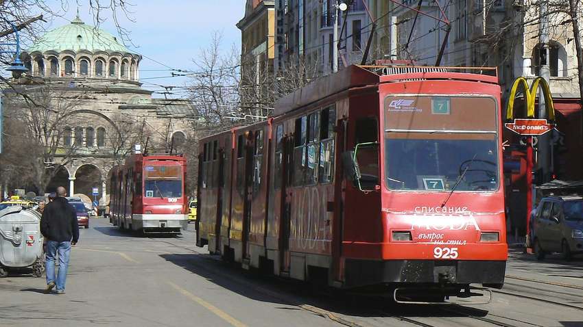 Стало плохо в трамвае: во Львове пассажиры дважды запустили сердце мужчины (ВИДЕО)