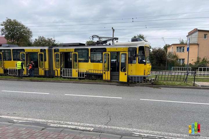 Причиною аварії став незадовільний стан полотна - У Львові трамвай зійшов з рейок (фото)