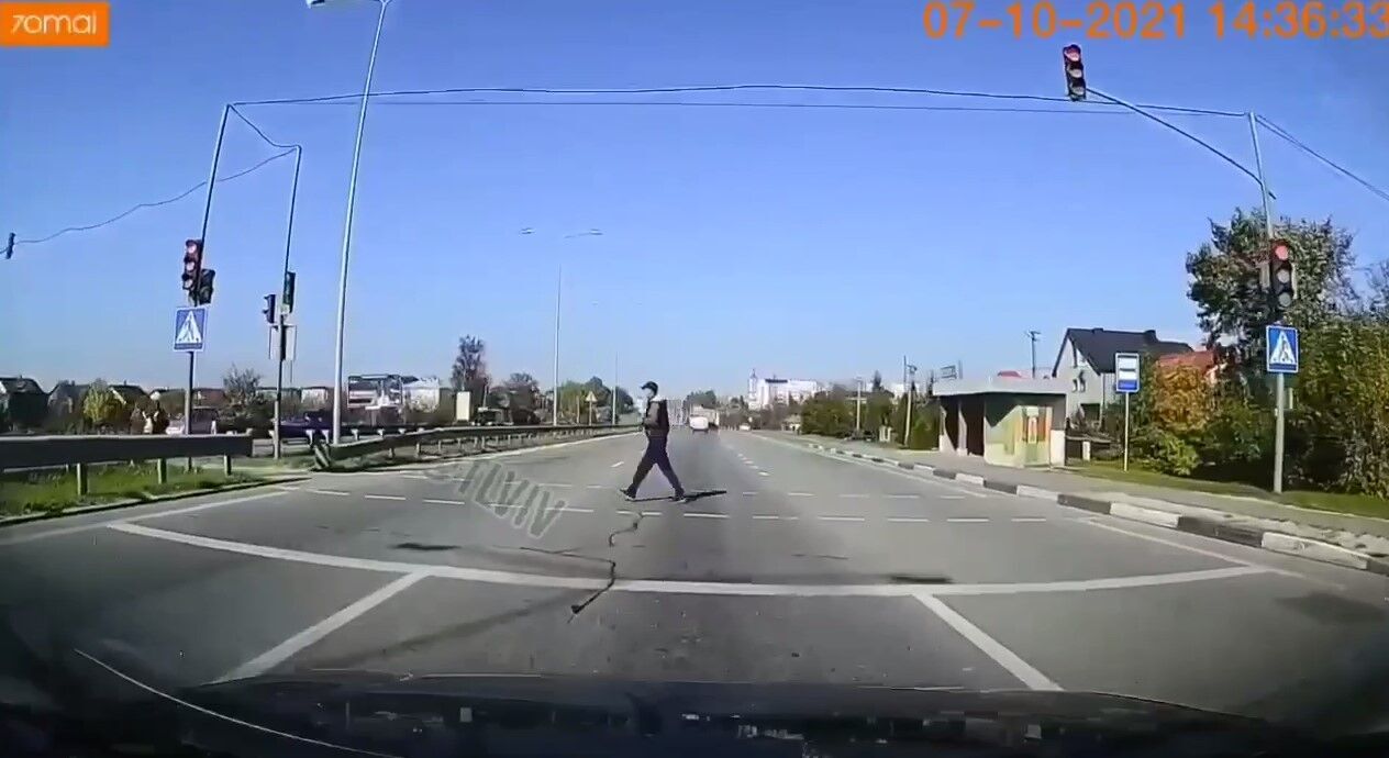 Мужчина переходил дорогу на пешеходном переходе