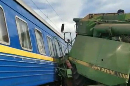"Укрзализныця" предупредила о задержке поезда во Львов из-за столкновения с комбайном
