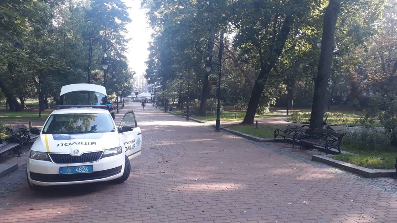 Фото: В парке Франко города Львов 13 октября пьяные мужчины достали пистолет и начали стрелять.