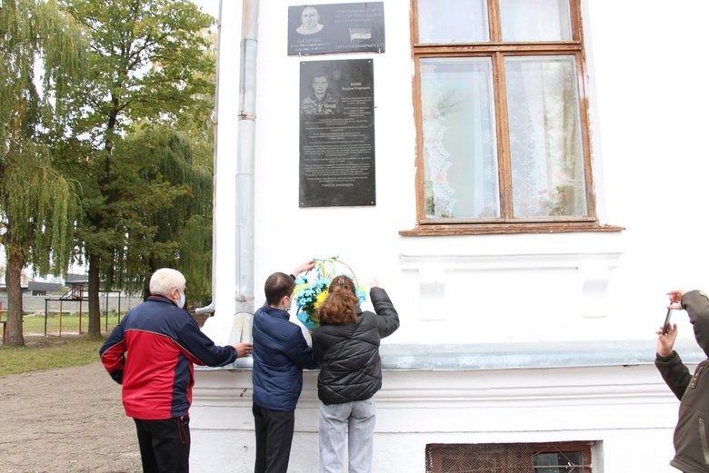 Мемориальную доску памяти Героя Украины Кульчицкого открыли в гимназии Дрогобыча 04