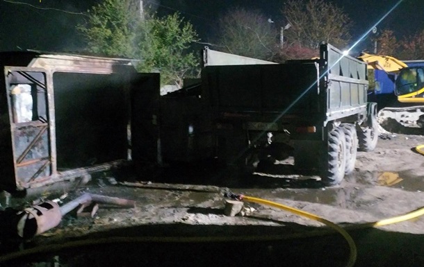 Три человека стали жертвами пожара на автостоянке во Львове | Регионы