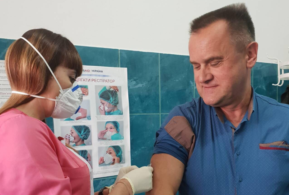Керівник Центру легеневого здоров'я у Львові Любомир Рак власним прикладом намагається переконати людей щеплюватися