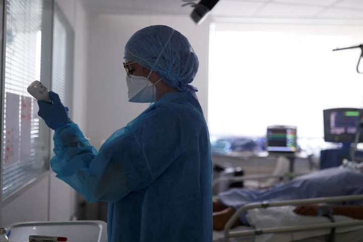 Нестача персоналу у лікарнях гостро відчутна вже зараз - Львівський медик: додаткові ліжка з киснем ми можемо поставити, але хто їх буде обслуговувати?
