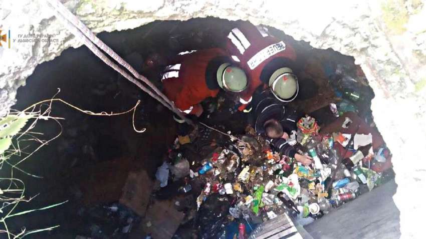 Во Львовской области люди провалились в огромную яму с мусором (ФОТО)