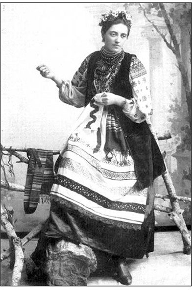 Соломія Крушельницька у вишиванці