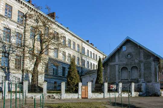 В школе-памятнике архитектуры Львова разрешили провести ремонт
