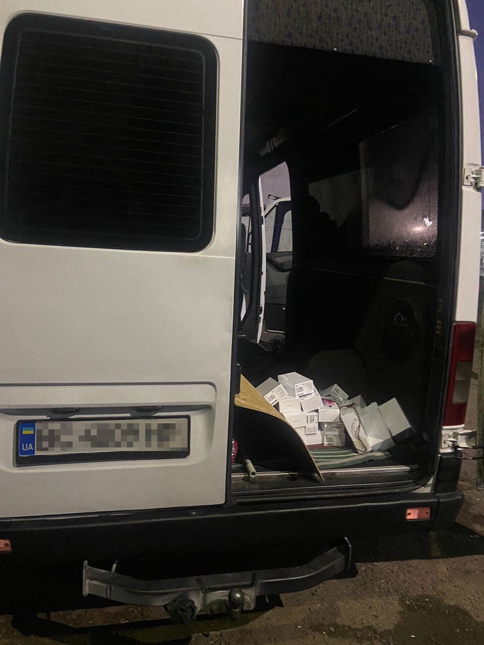 Контрабандист спрятал телефоны под обшивку своего микроавтобуса
