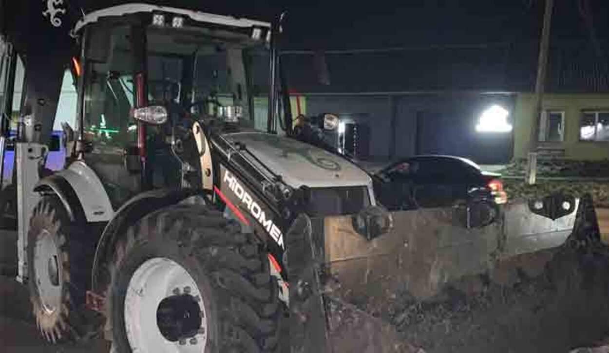 На Львівщині некерований трактор в'їхав у 3 автівки: водієві стало погано за кермом