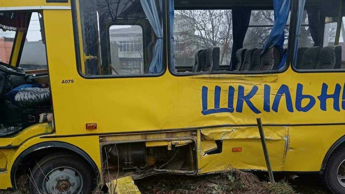 Во Львовской области школьный автобус столкнулся с грузовиком: 8 детей получили травмы