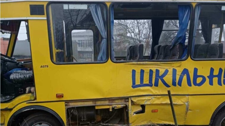 Вантажівка зіткнулася зі шкільним автобусом на Львівщині: є постраждалі (фото)