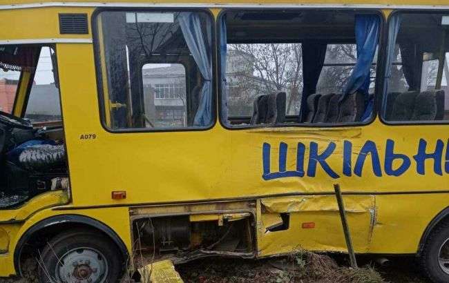 Во Львовской области школьный автобус с детьми столкнулся с фурой: подробности ДТП