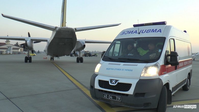 Четыре раненых военнослужащих эвакуированы самолетом во Львов 02