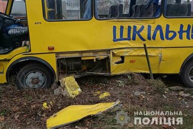 На Львівщині шкільний автобус зіштовхнувся з вантажівкою: травмовано 10 осіб, з них 9 - діти (фото, відео)