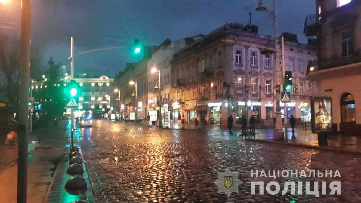 Во Львове маршрутка сбила двух пешеходов и тащила труп погибшей по улицам
