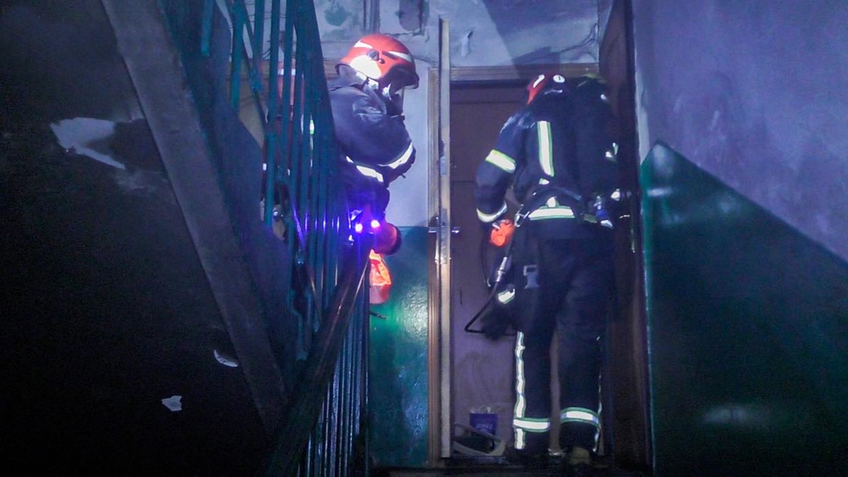 Во Львове из-за пожара в четырехэтажке погибла женщина, еще 11 человек спасли